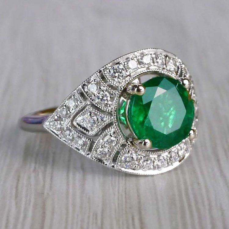 205088 Round Emerald White Gold Engagement Ring V3 