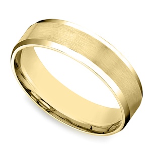 Beveled Men's Wedding Ring in Yellow Gold