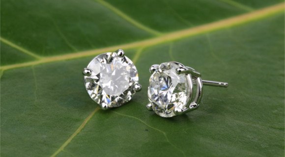 Why Stud Earrings For Women Are A Great Gift